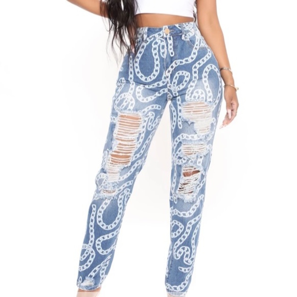 ✨NWT Chain design distressed mom jeans ✨